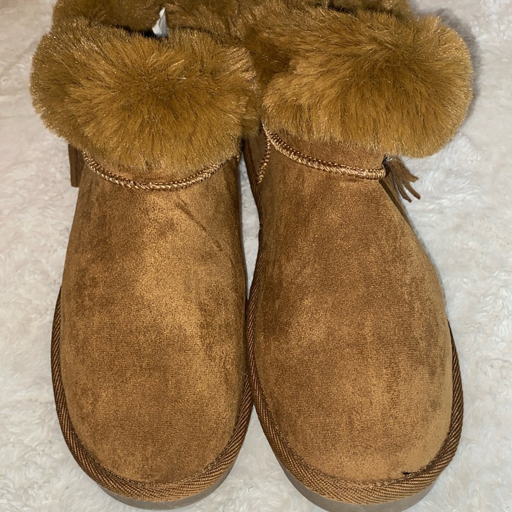 Dunes womans boots size 9 with tassel